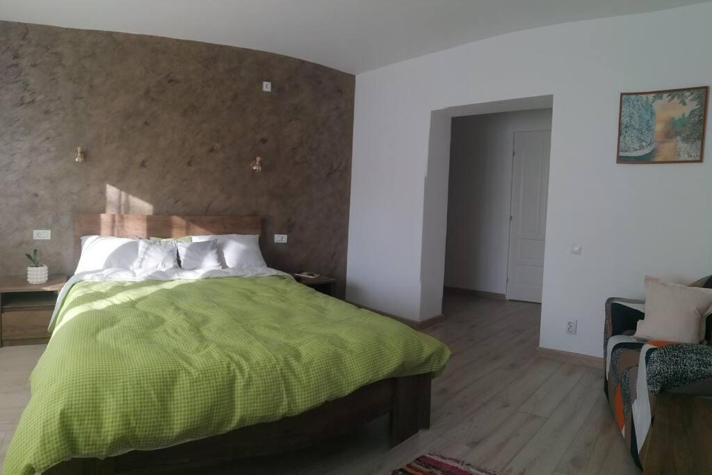 Casa Cu Trandafiri *